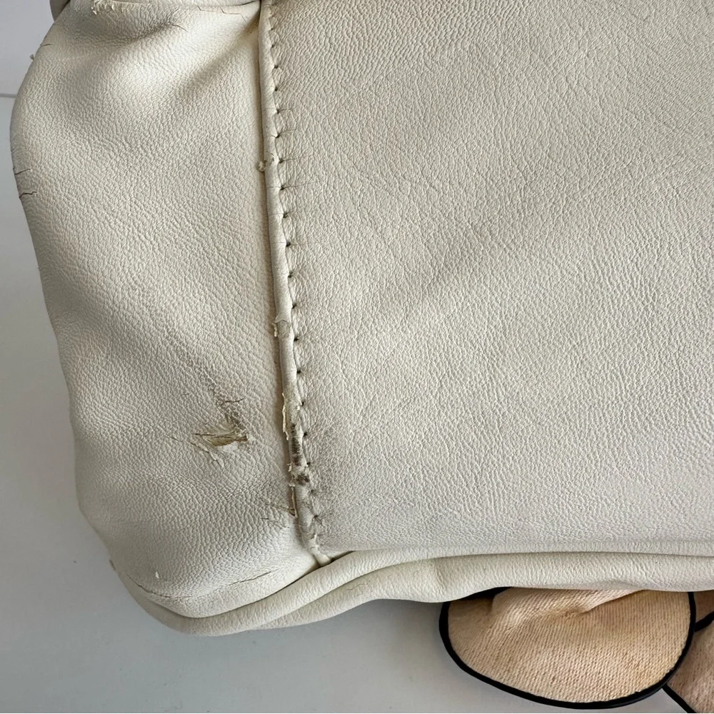 Scarleton White Faux Leather Bag Black Wooden Handle Floral Embellishment‎ Retro